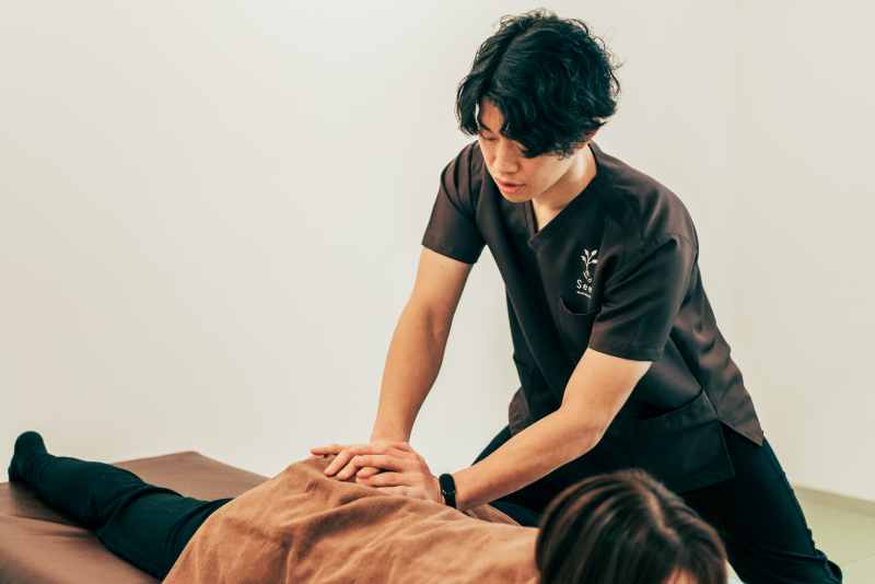 筋膜調整を受ける女性
